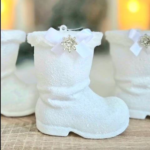 Vianočná závesná dekorácia – Biela zasnežená čižmička 10cm