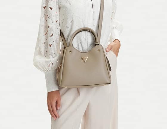 GUESS MERIDIAN dámska kabelka piesková-f5b97ff9-7647-4a4a-901a-b860e3877be3.jpg