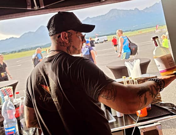 barman-98576574-1f8e-4e2a-abef-a5d10c9c7b51.jpg