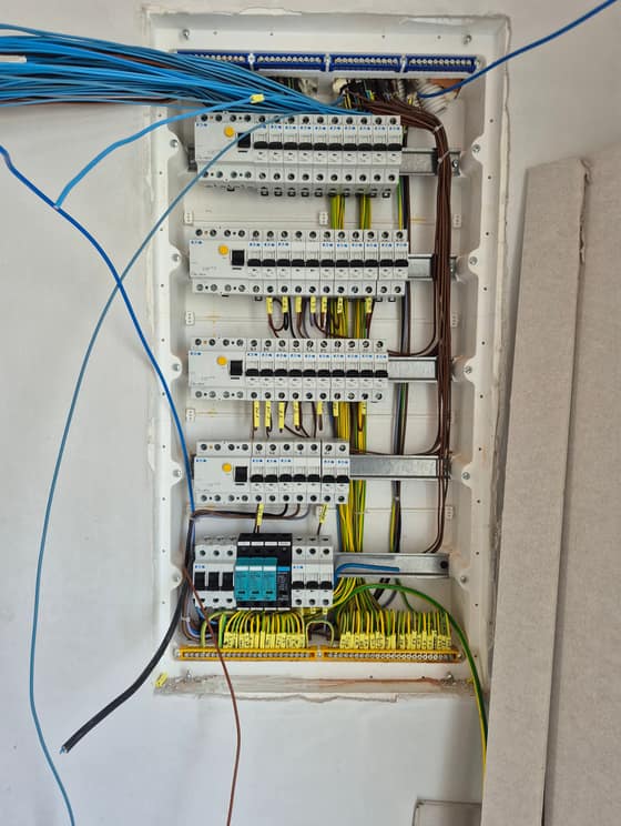 elektroinstalacie-1063cce6-ebad-41cf-8dd6-e86e7be3f2a1.jpg