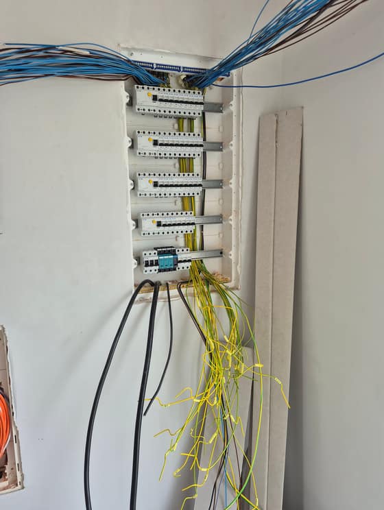 elektroinstalacie-2790adc3-99fb-4842-967e-a6c742a9a3e5.jpg