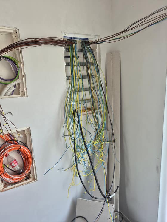 elektroinstalacie-52357daf-c1b7-4afb-9d4a-8d9a9df69e3a.jpg