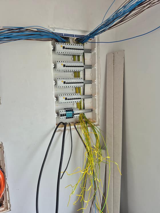elektroinstalacie-b465990e-5b00-4abb-9cff-0d34cdb7b8e5.jpg