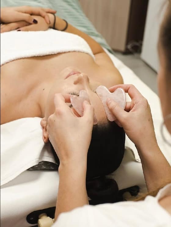 gua-sha-masaz-tvare-1cc52c7a-3ca4-498e-b8fc-fd83207194ad.jpg