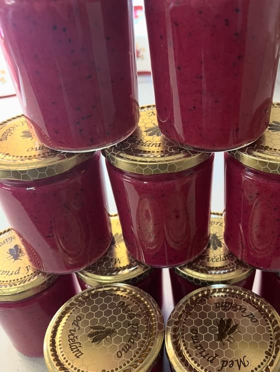 Pastovaný med s dračím ovocím (pithaya)-0d4d3238-9be9-4fae-9b5f-9cf1a3de4793.jpg