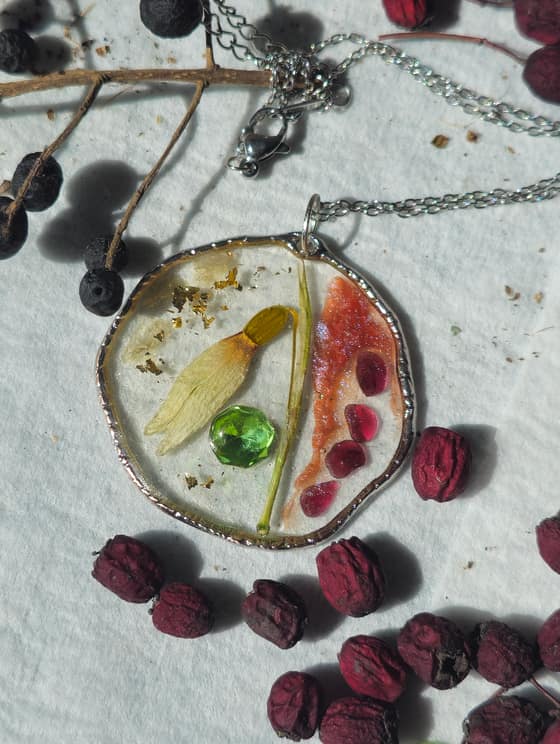 Amulet - Nezlomná.-8e202a72-640b-4aba-9048-46fc2a48f27b.jpg