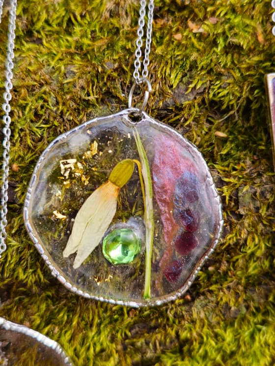 Amulet - Nezlomná.-9d551aeb-ded7-47c2-899a-cf6e8ae23a38.jpg