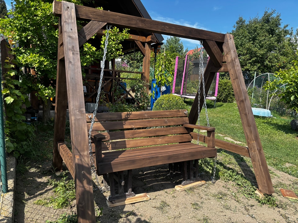 Masívna drevená hojdačka