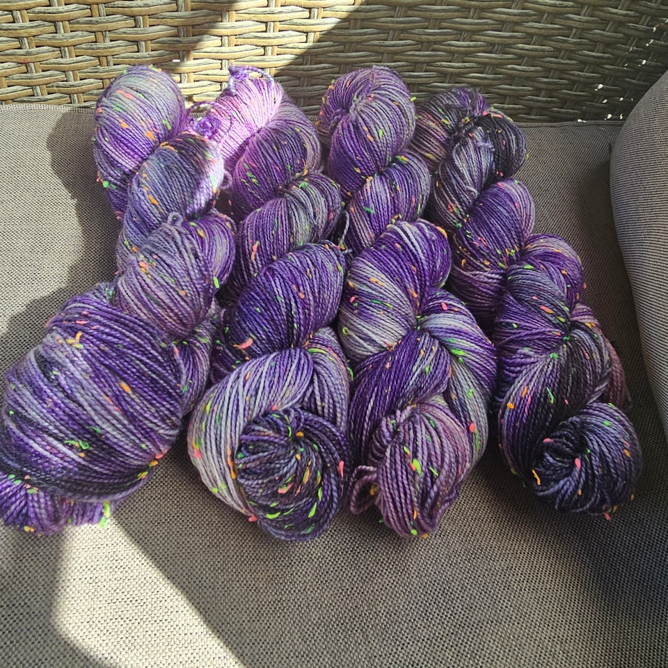 85% merino+ 15% Donegal nopky neon